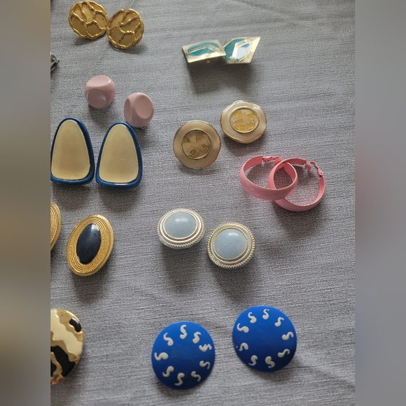 Vintage clip on earring lot of 15 Plus 1 regular earring set - Picture 5 of 8